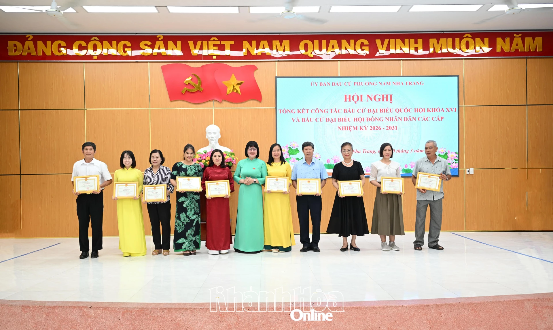 Lãnh đạo Đảng ủy phường trao giấy khen cho các cá nhân.