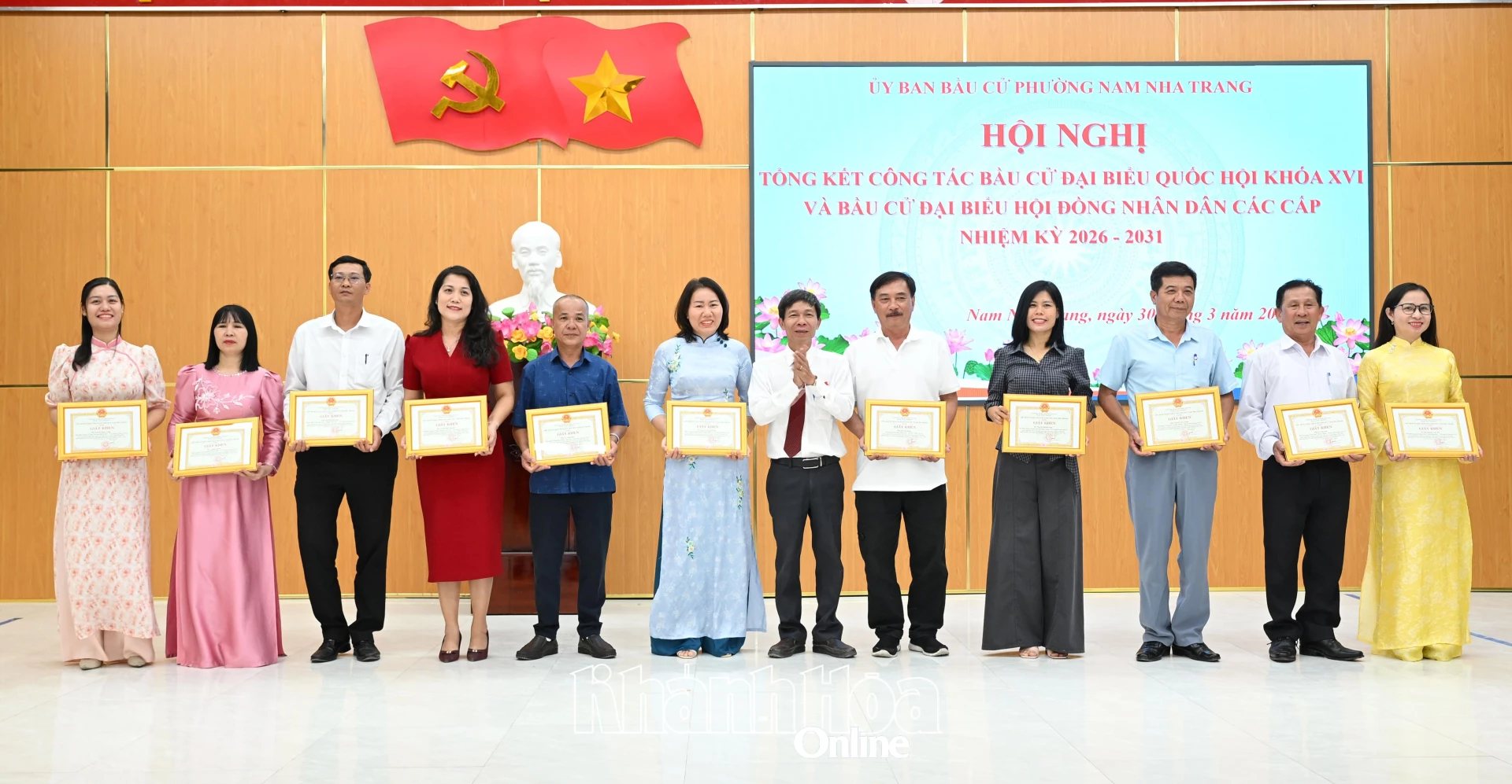 Lãnh đạo UBND phường trao giấy khen cho các cá nhân.