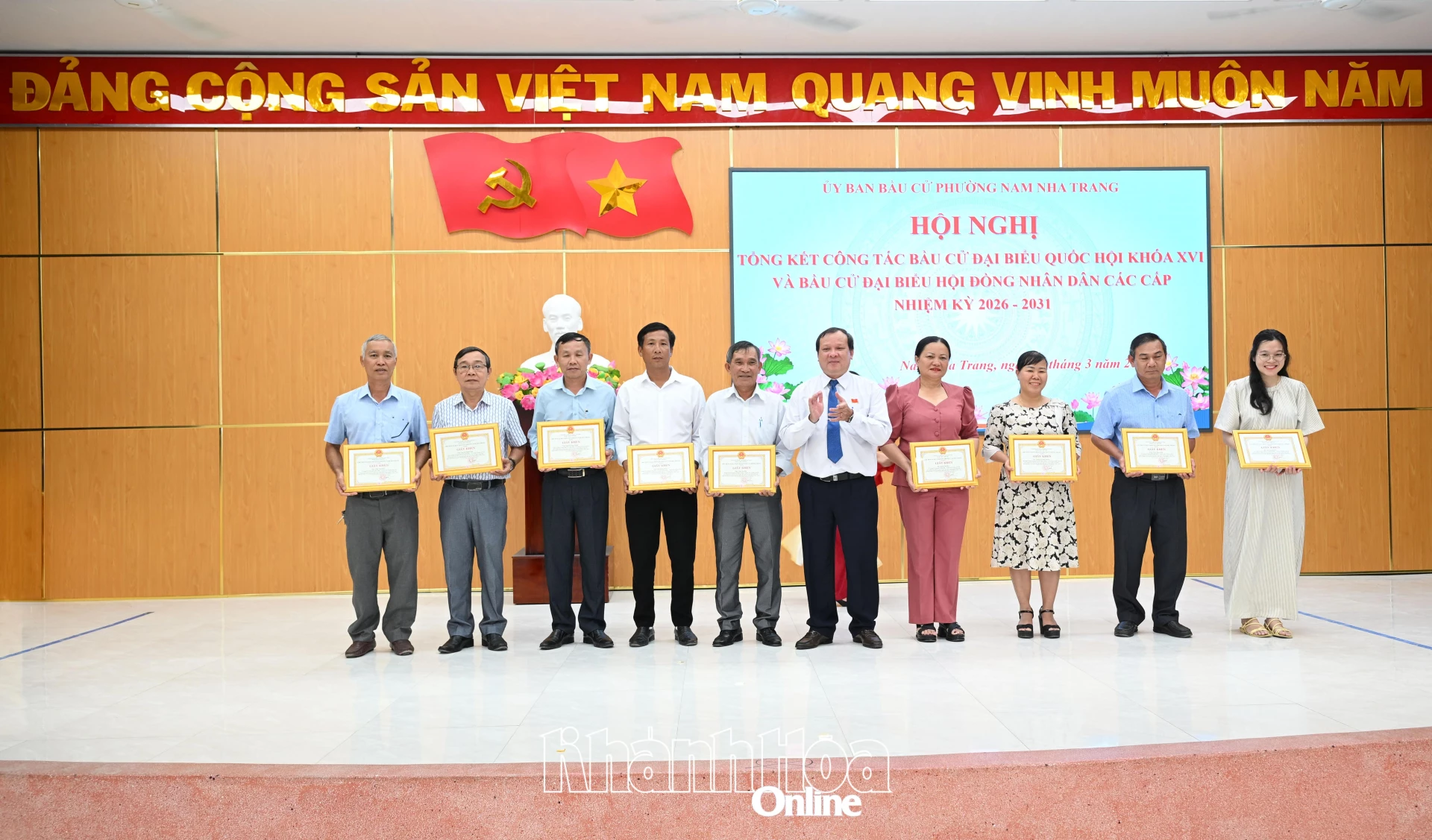 Lãnh đạo HĐND phường trao giấy khen cho các cá nhân.