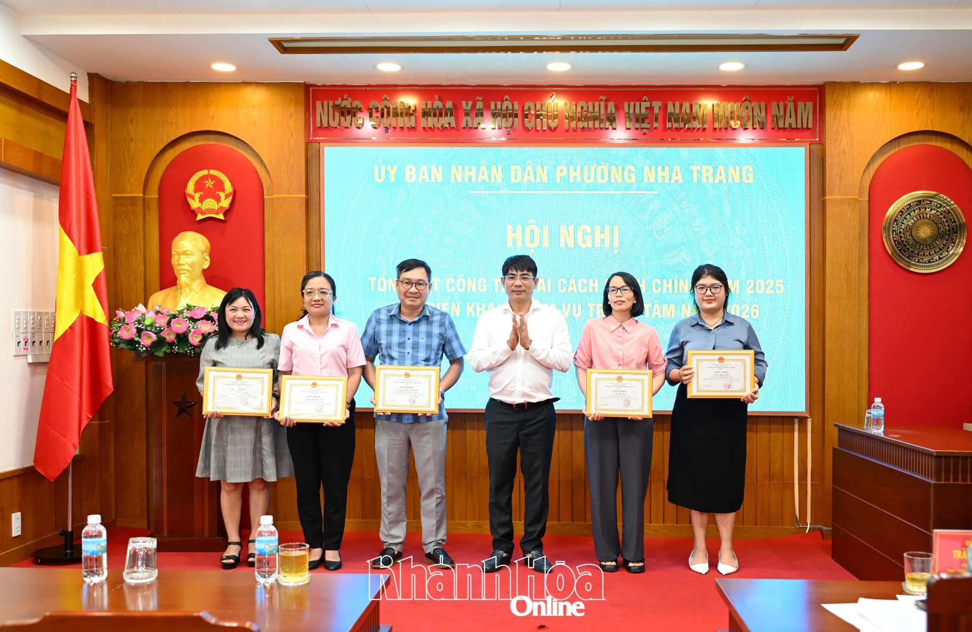 Chủ tịch UBND phường Trần Xuân Tây tặng giấy khen cho các cá nhân.