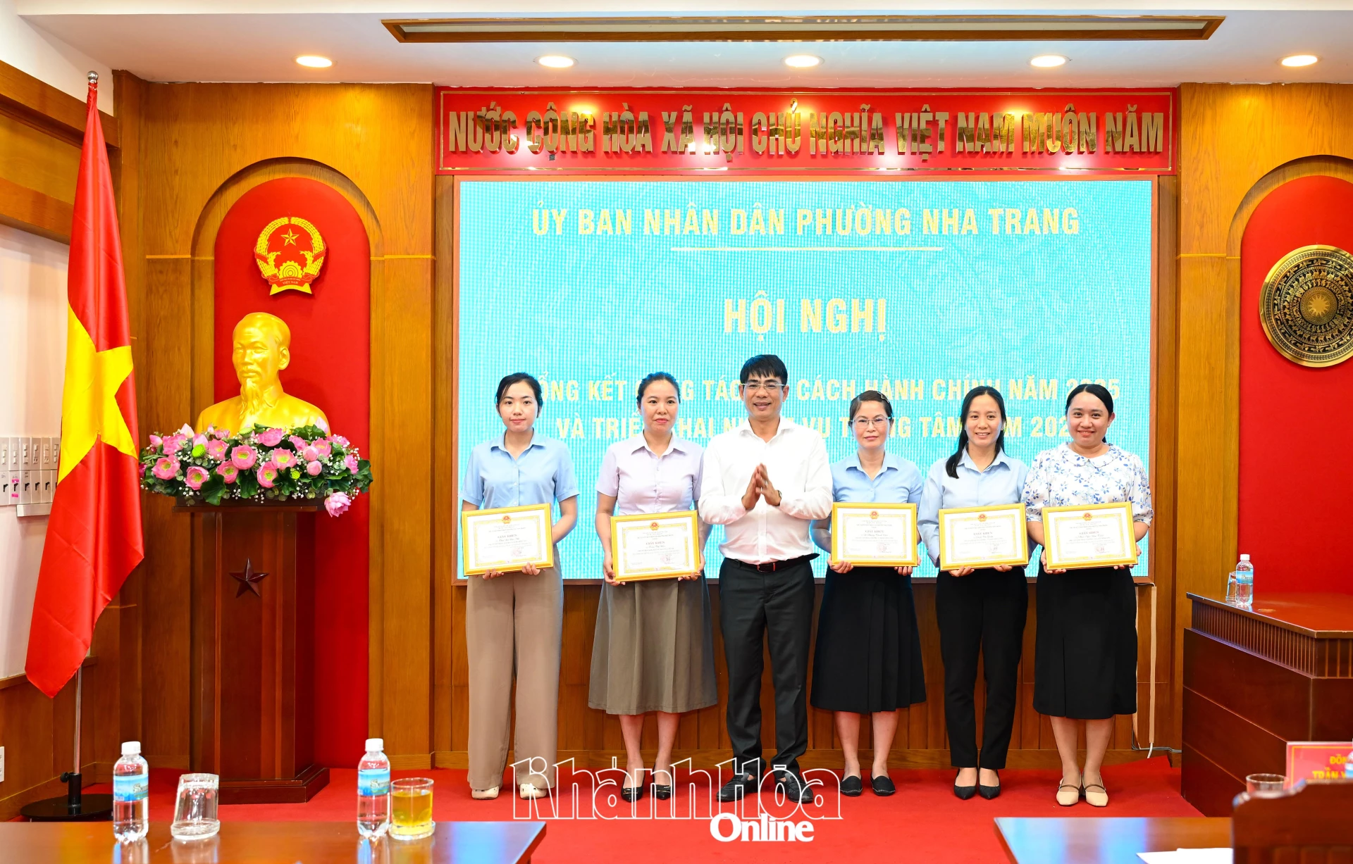 Các cá nhân được nhận giấy khen.