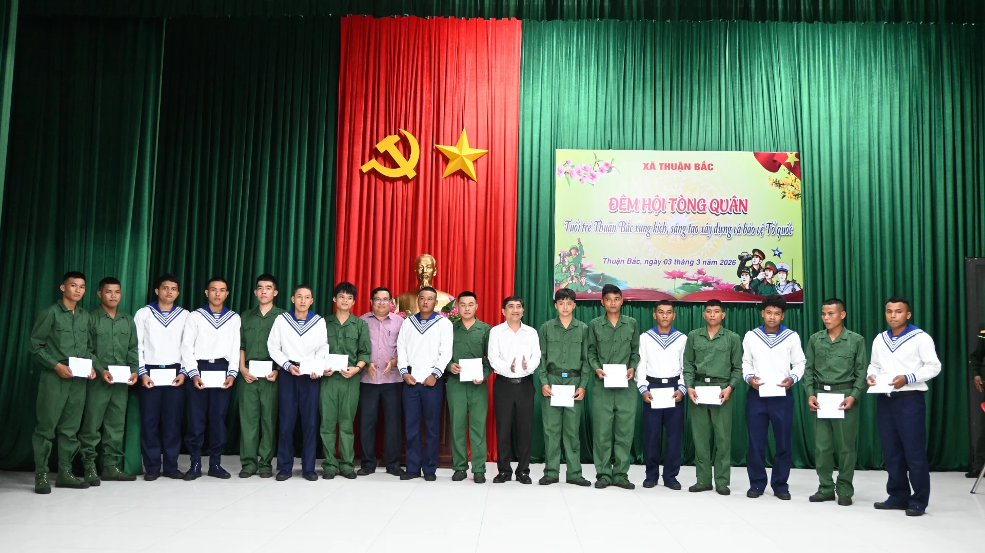 Lãnh đạo xã Thuận Bắc tặng quà động viên các thanh niên.