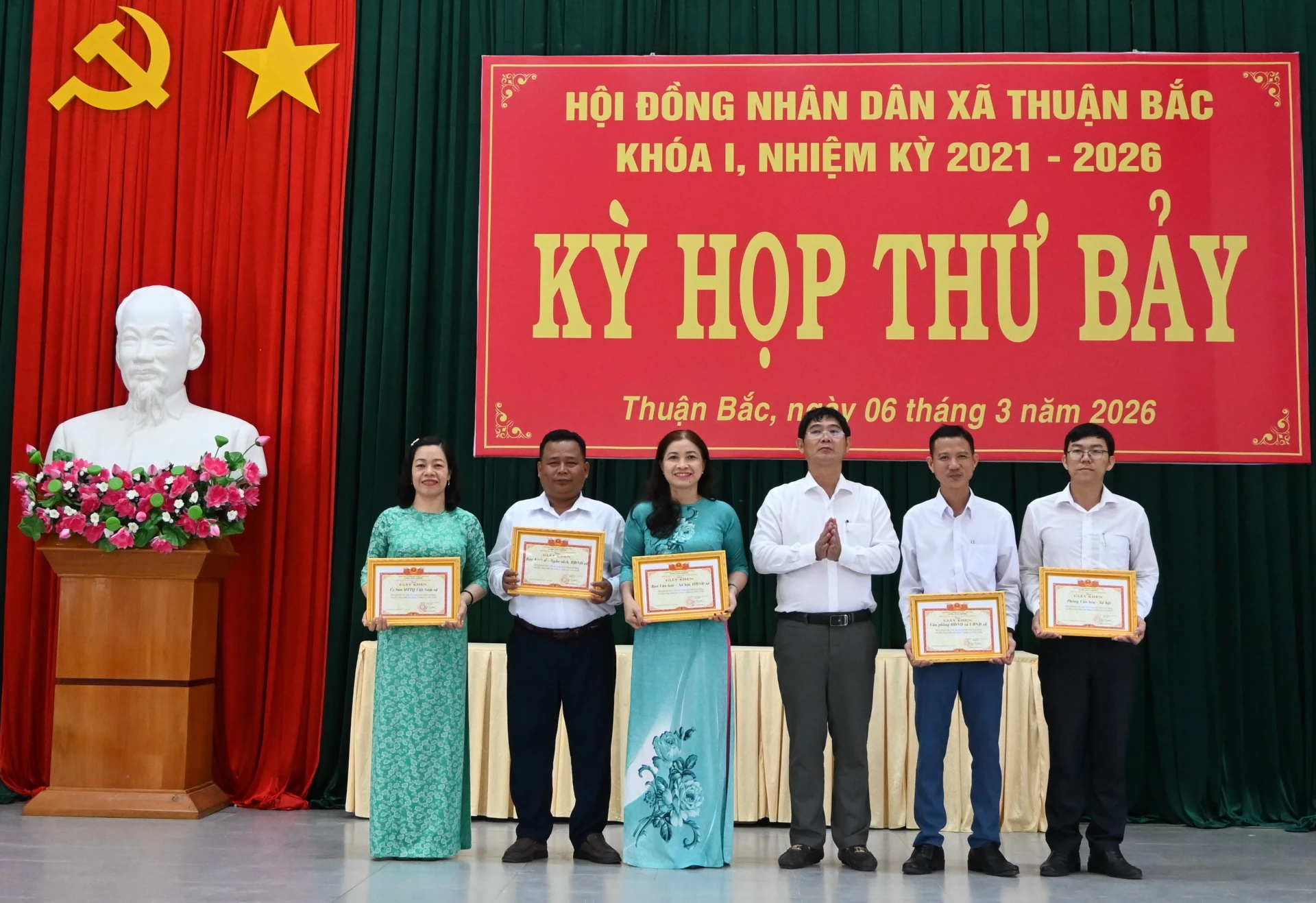 Ông Phạm Trọng Hùng, Chủ tịch UBND xã Thuận Bắc trao các tập thể có thành tích xuất sắc trong hoạt động HĐND xã, khóa I, nhiệm kỳ 2021 - 2026.