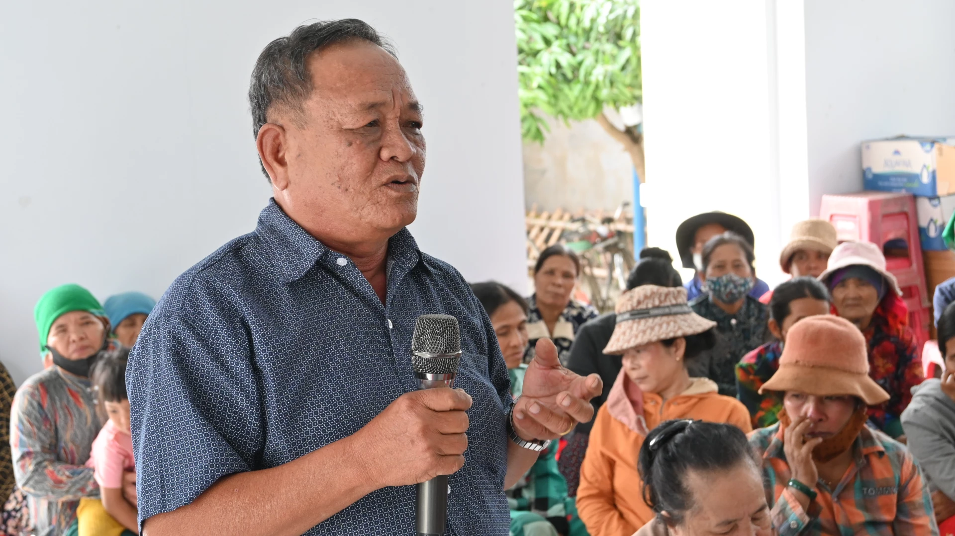 Cử tri thôn Ấn Đạt nêu ý kiến tại buổi tiếp xúc.