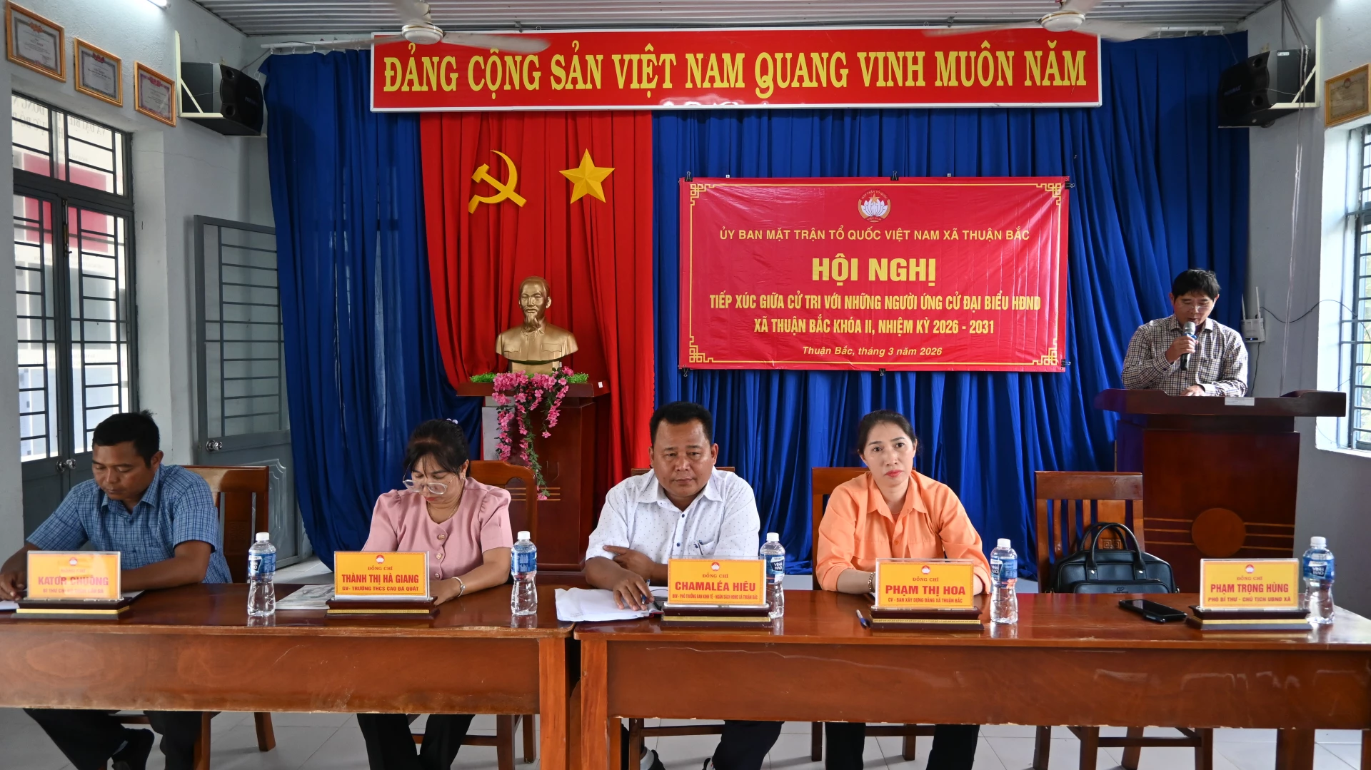 Những người ứng cử đại biểu HĐND xã, Đơn vị bầu cư số 7 tại buổi tiếp xúc cử tri.