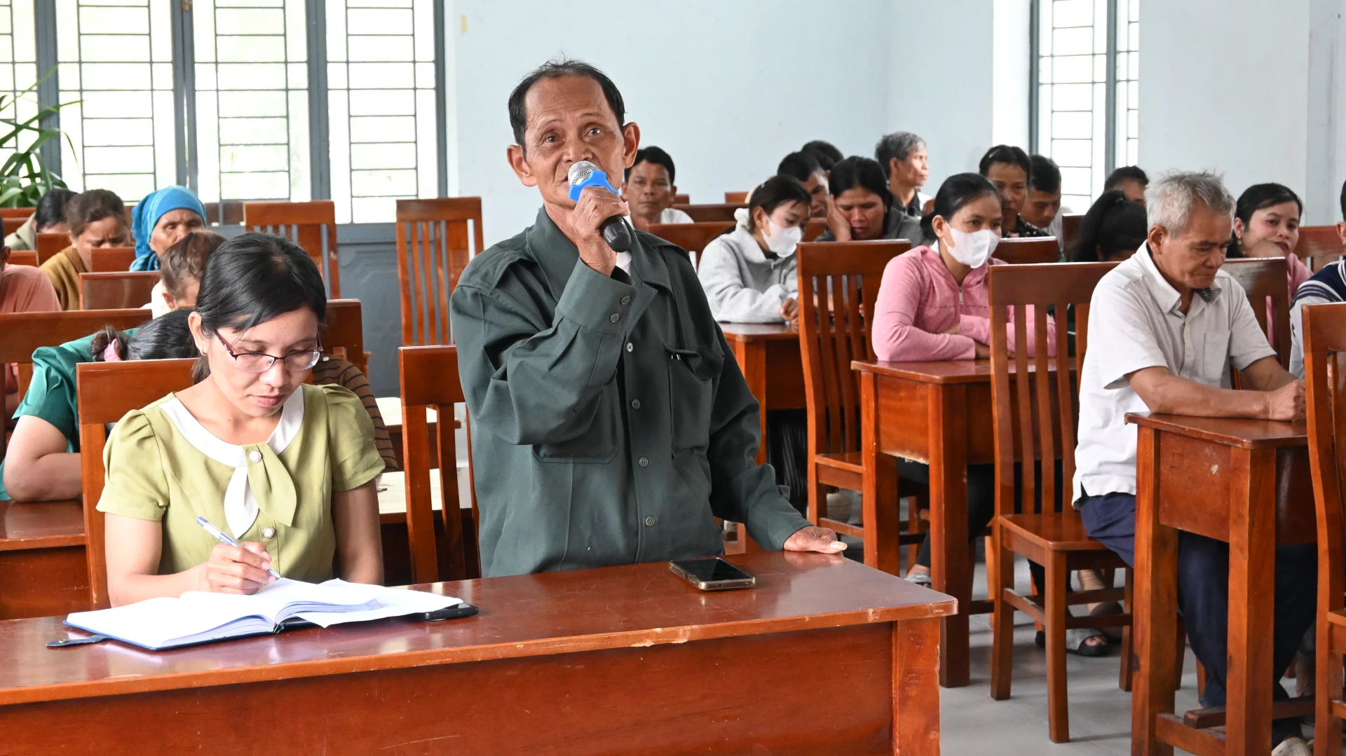 Cử tri địa phương nêu ý kiến tại buổi tiếp xúc.