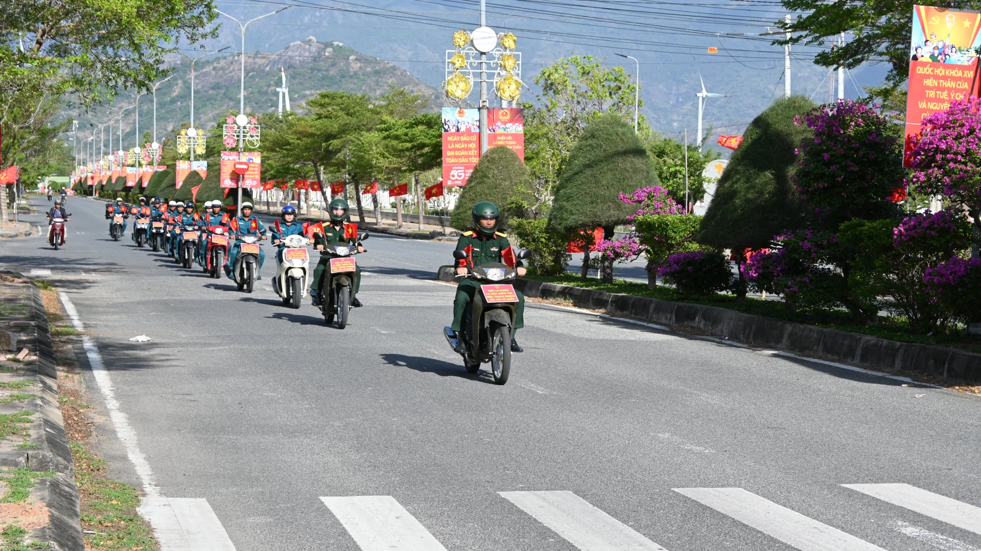 Ban Chỉ huy Quân sự xã Thuận Bắc tuyên truyền, cổ động trên trục đường trung tâm xã.
