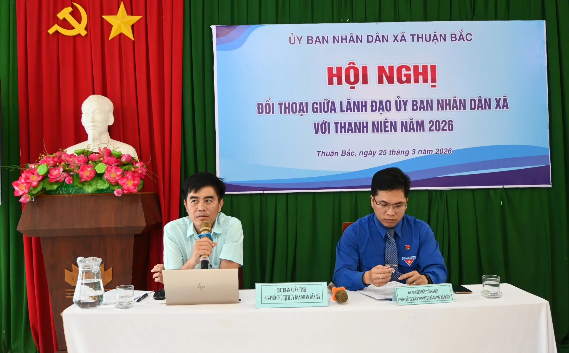 Lãnh đạo xã phát biểu trong buổi đối thoại với thanh niên.