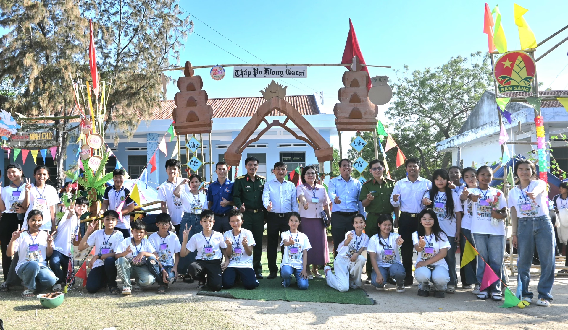 Các đại biểu tham quan và học sinh chụp ảnh kỷ niệm tại hội trại.