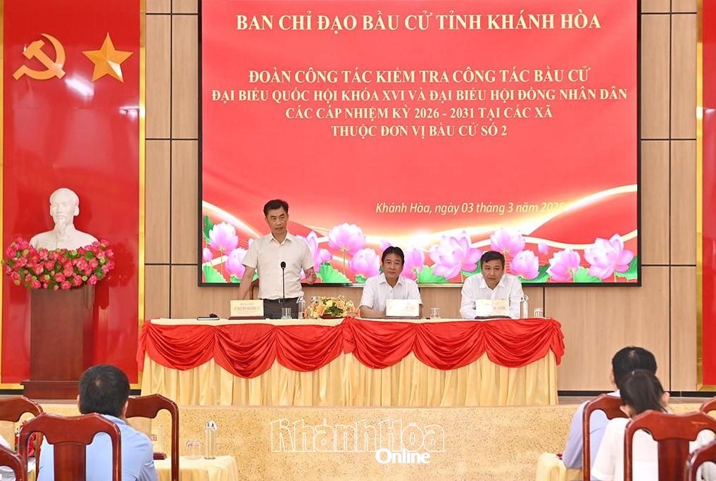 Quang cảnh buổi làm việc của Đoàn công tác kiểm tra công tác bầu cử với lãnh đạo các xã thuộc Đơn vị bầu cử số 2.