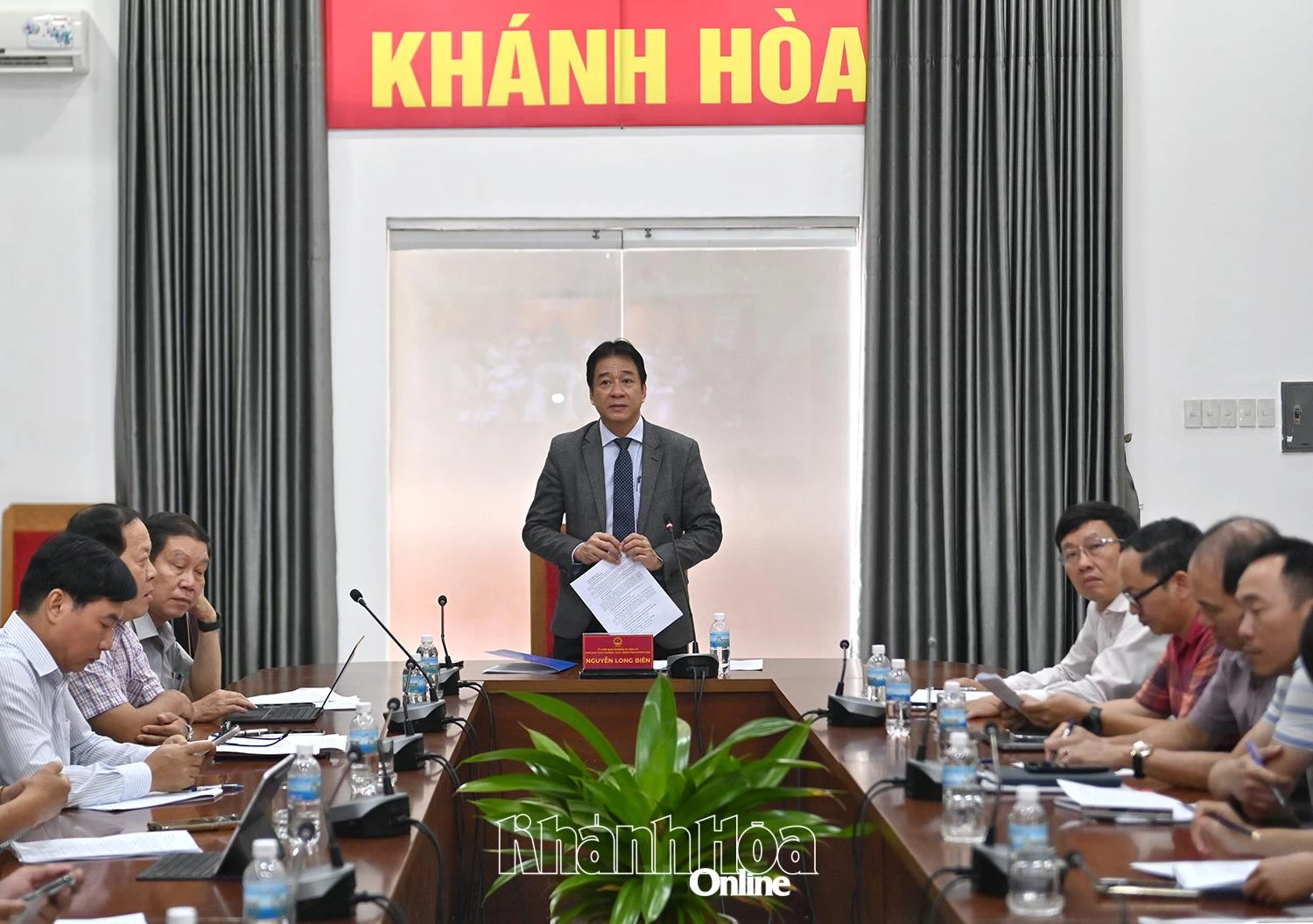 Đồng chí Nguyễn Long Biên - Ủy viên Ban Thường vụ Tỉnh ủy, Phó Chủ tịch Thường trực UBND tỉnh chủ trì cuộc họp tại Khánh Hòa.