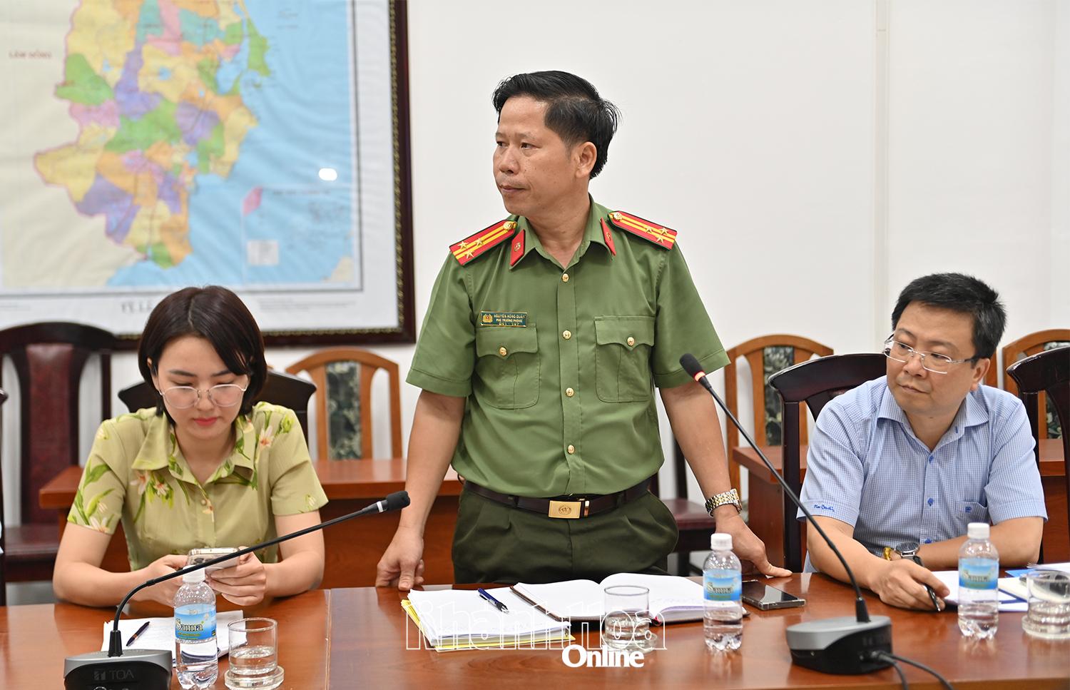 Đại diện Công an tỉnh báo cáo công tác phối hợp, triển khai an ninh, an toàn giải chạy.