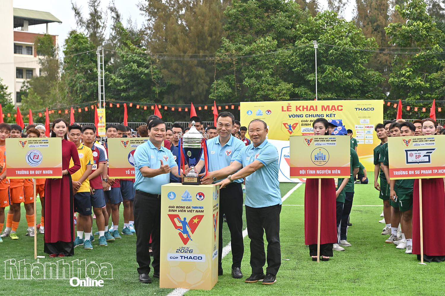 Lãnh đạo Ban tổ chức giải và ông Park Hang-seo giới thiệu chiếc cúp vô địch giải.