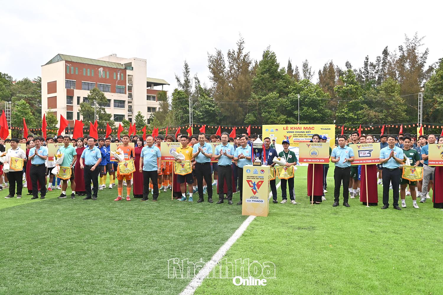 Ban tổ chức, lãnh đạo địa phương và các đơn vị tặng hoa cho các đội bóng về dự Vòng chung kết tại Nha Trang-Khánh Hòa.