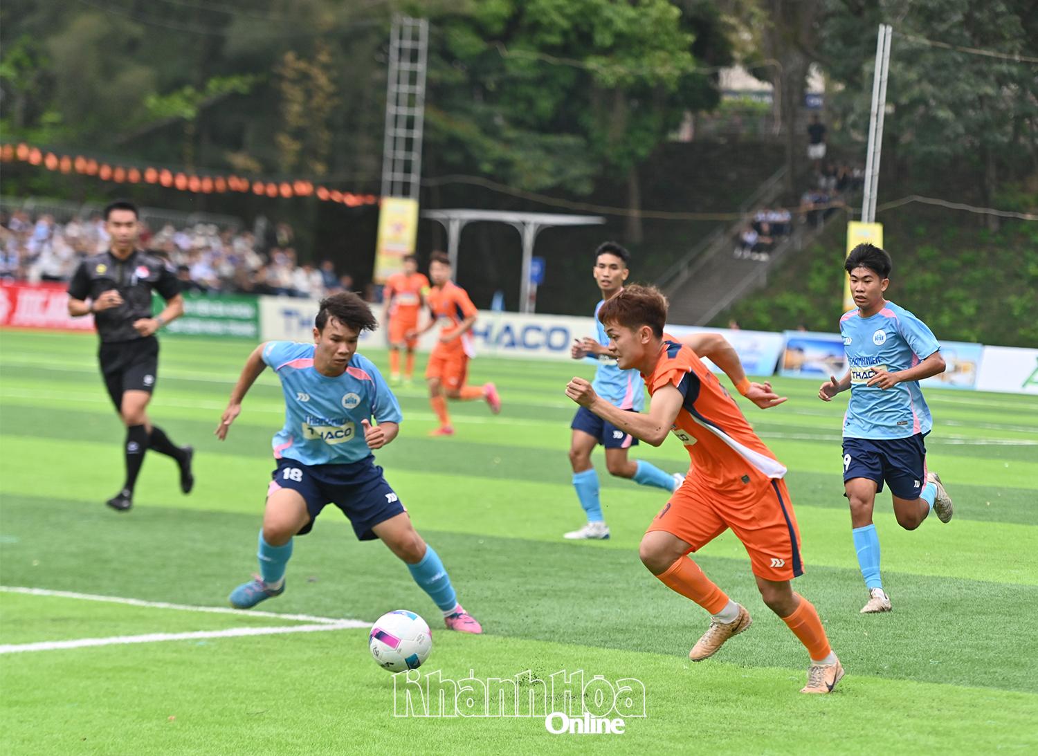 Trận đấu giữa hai đội bóng chủ nhà Trường Đại học Nha Trang và Trường Cao đẳng FPT Polytechnic.