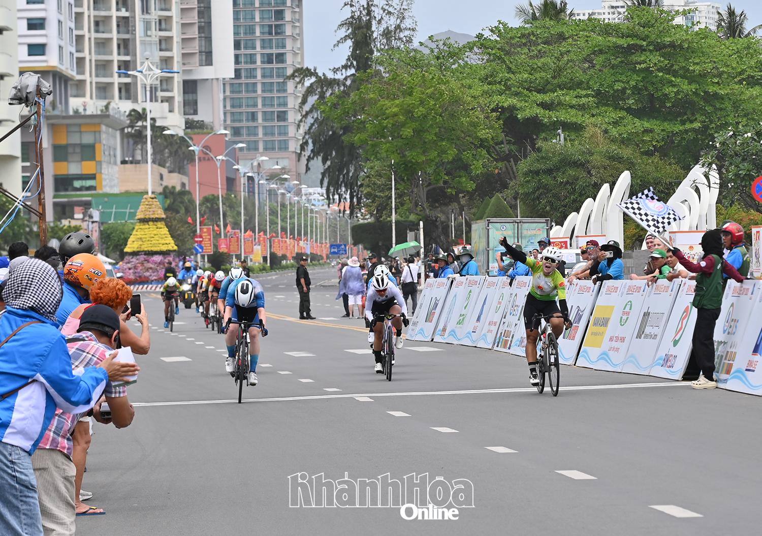 Tốp cua-rơ đầu tiên cán đích chặng 1.