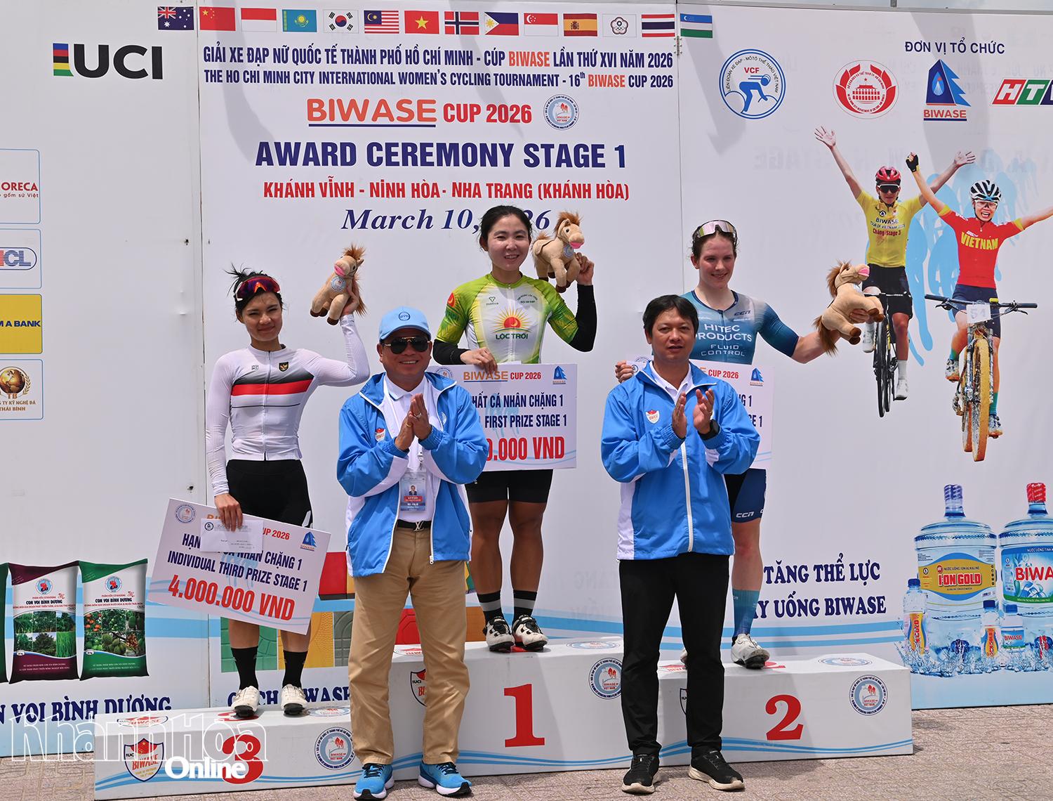 Ban tổ chức trao giải cho các cua-rơ xuất sắc cán đích vị trí nhất, nhì, ba chặng 1.