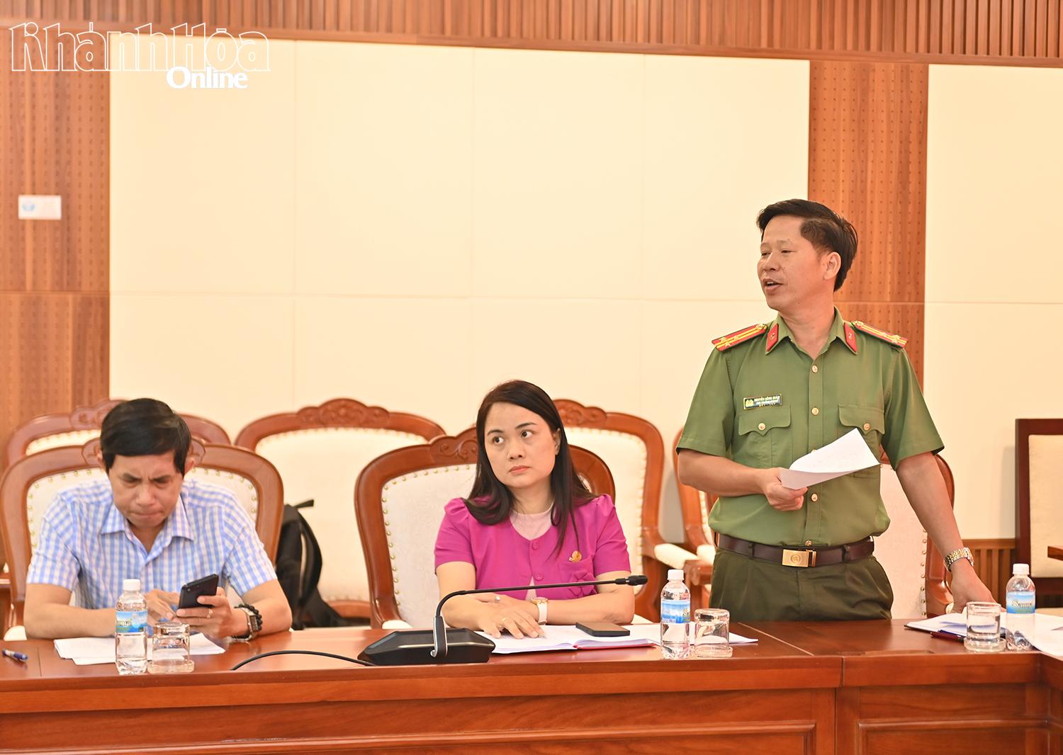 Lãnh đạo Công an tỉnh báo cáo công tác xây dựng kế hoạch đảm bảo an ninh, trật tự, an toàn đường chạy.