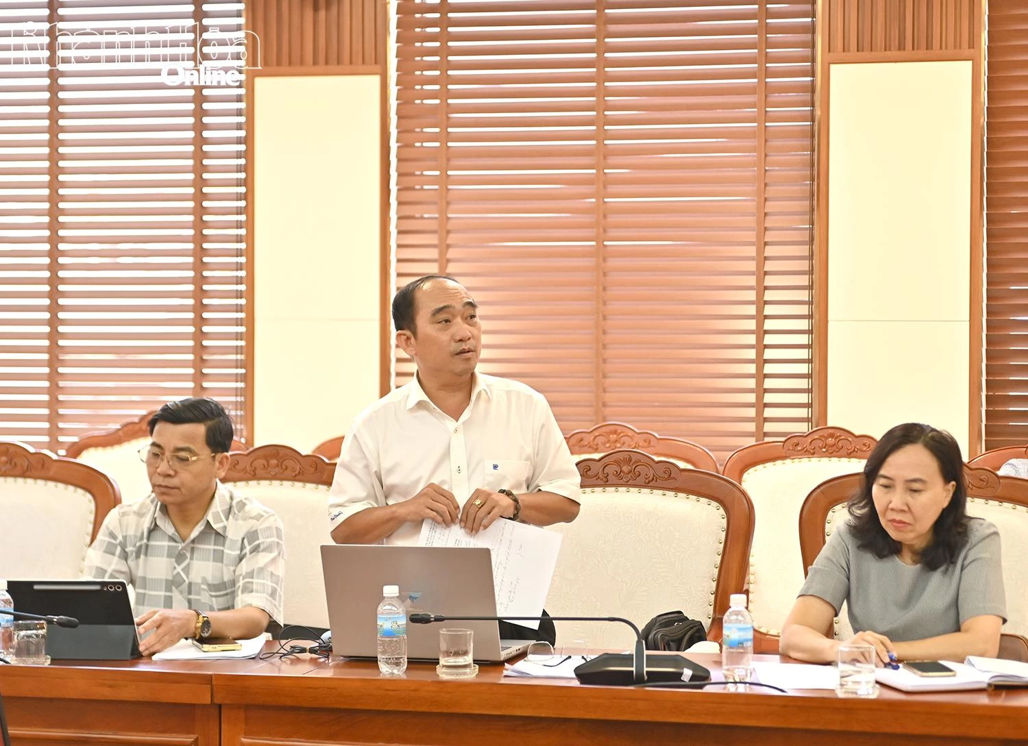 Lãnh đạo Báo và Phát thanh, Truyền hình Khánh Hòa báo cáo công tác phối hợp truyền thông trước, trong và sau giải đấu.