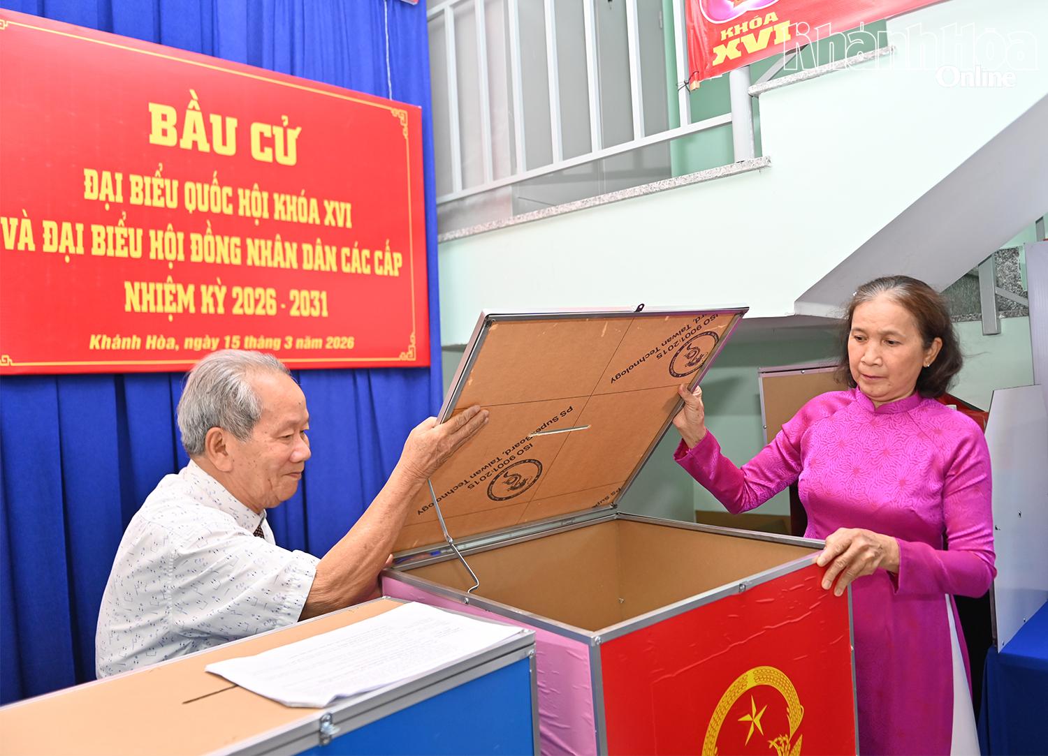 Đại diện cử tri kiểm tra thùng phiếu.