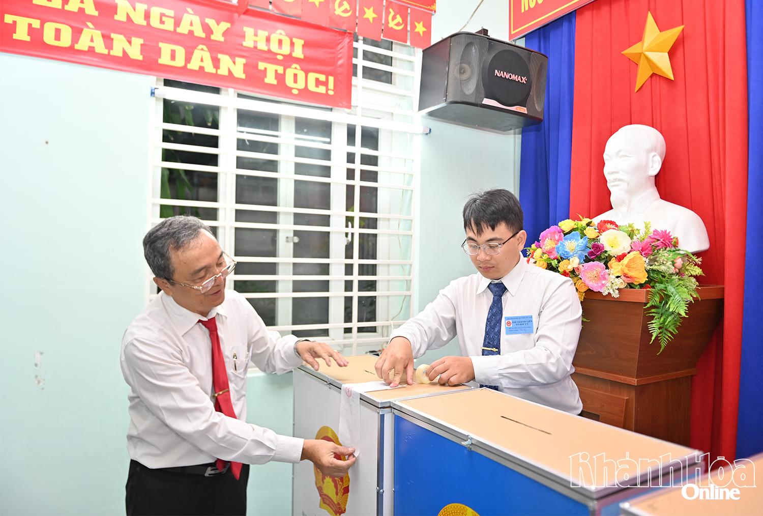 Đại diện Tổ bầu cử số 29 phường Nha Trang niêm phong thùng phiếu.