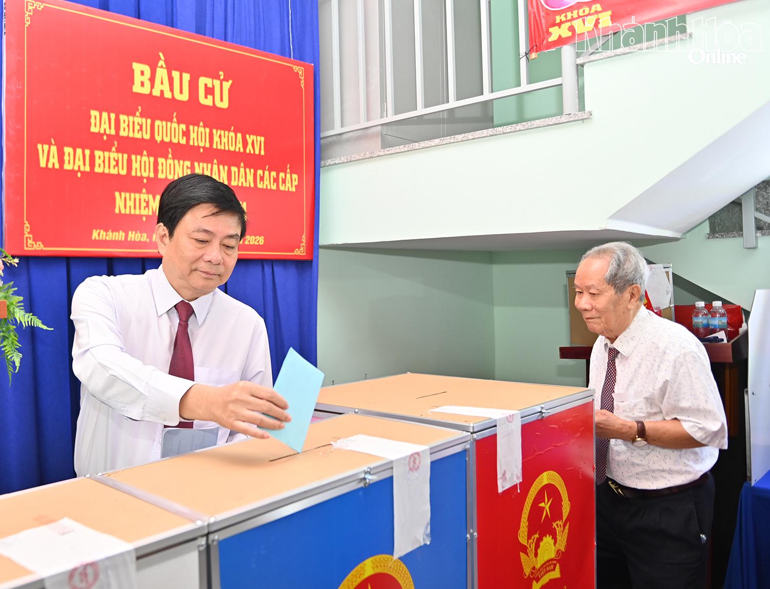 Đồng chí Lữ Thanh Hải - Ủy viên Ban Thường vụ Tỉnh ủy, Phó Chủ tịch Thường trực HĐND tỉnh, Phó Chủ tịch Ủy ban Bầu cử tỉnh bỏ phiếu bầu cử.