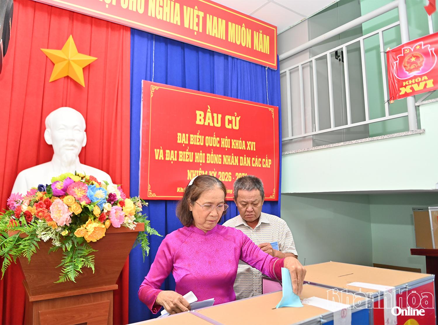 Cử tri Tổ bầu cử số 29 phường Nha Trang bỏ phiếu bầu cử.