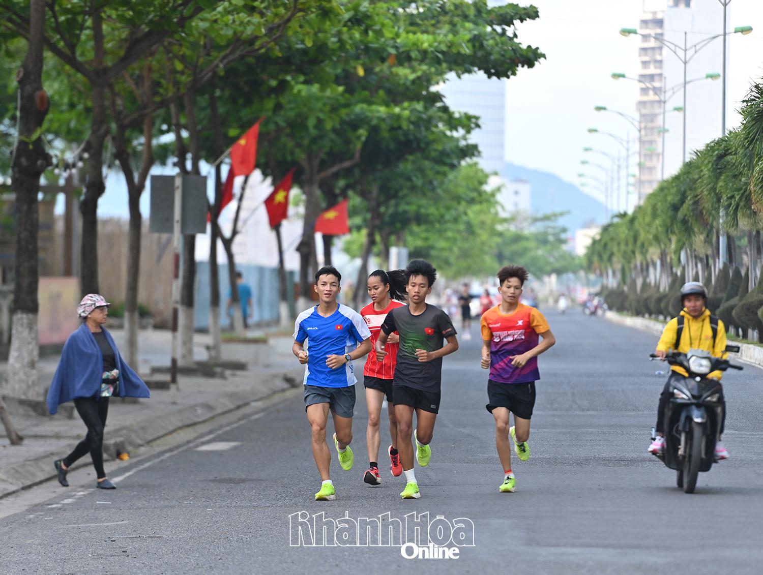 Các thành viên đội tuyển điền kinh Khánh Hòa tập luyện chuẩn bị cho giải đấu.