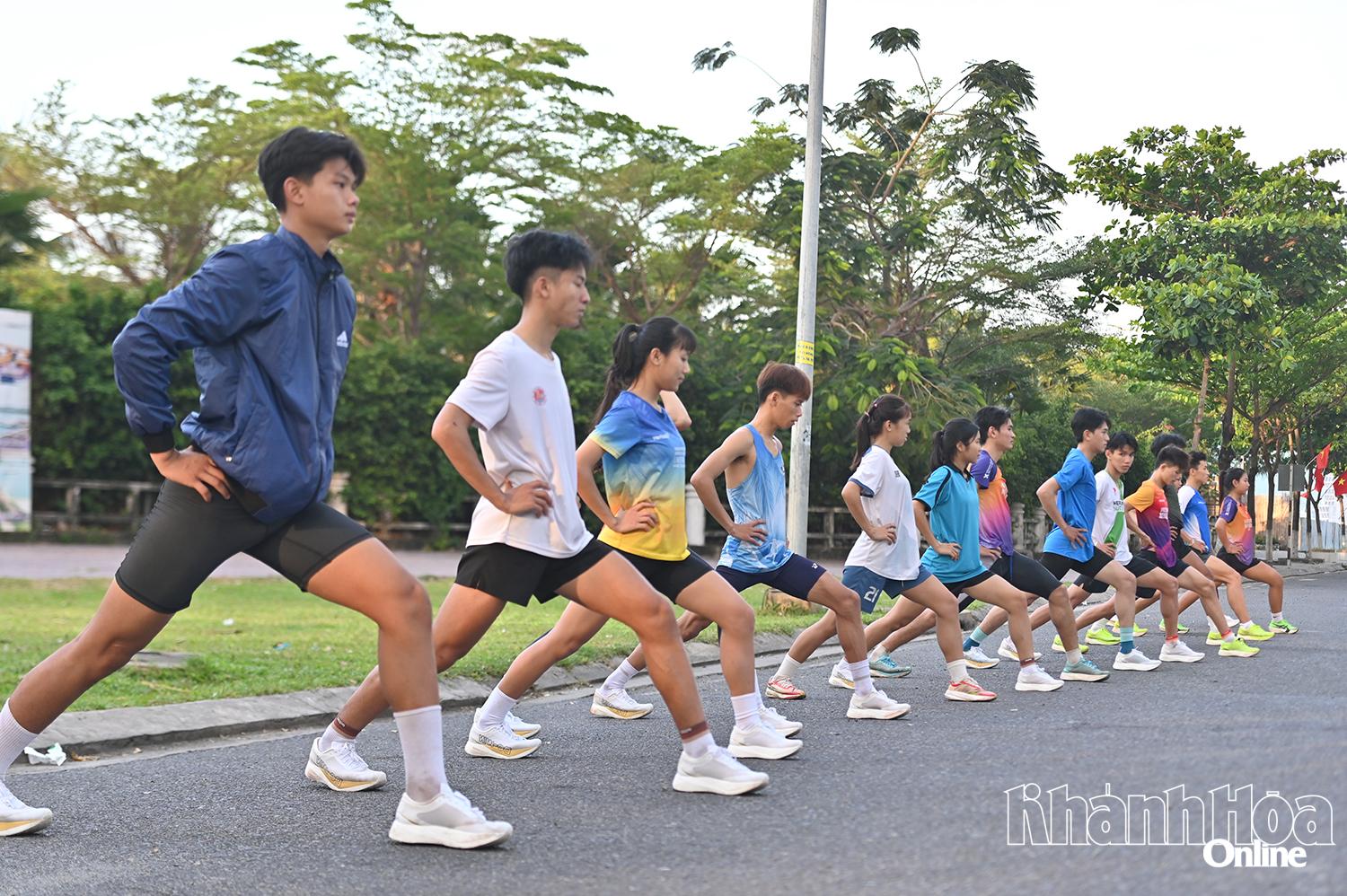 Các gương mặt đội tuyển điền kinh Khánh Hòa tranh tài Giải vô địch quốc gia Marathon Báo Tiền Phong lần thứ 67.