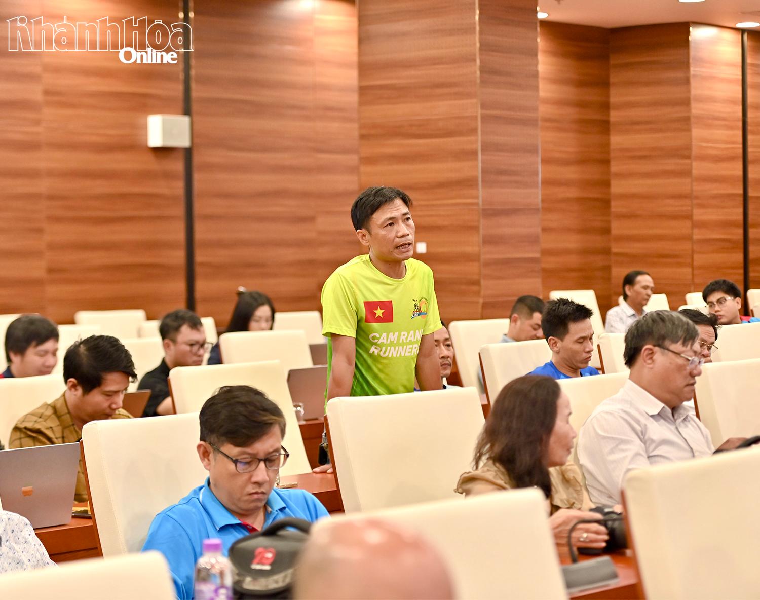 Đại diện một câu lạc bộ runner hỏi một số nội dung liên quan đến giải đấu.