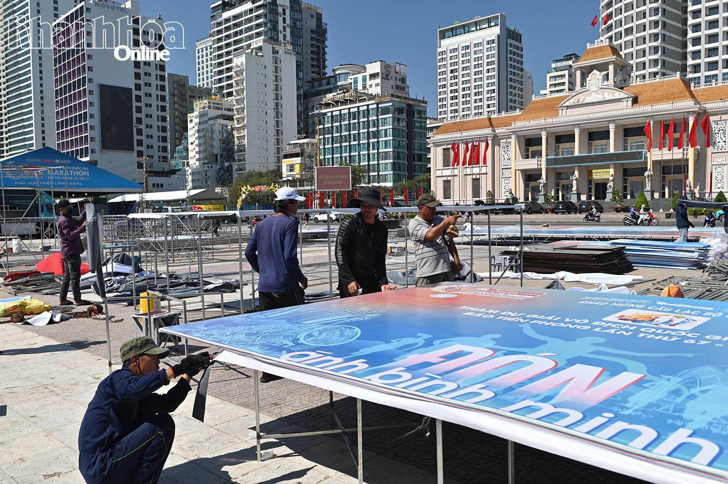 Các đơn vị thi công đang gấp rút hoàn thiện công đoạn cuối trước giờ G.