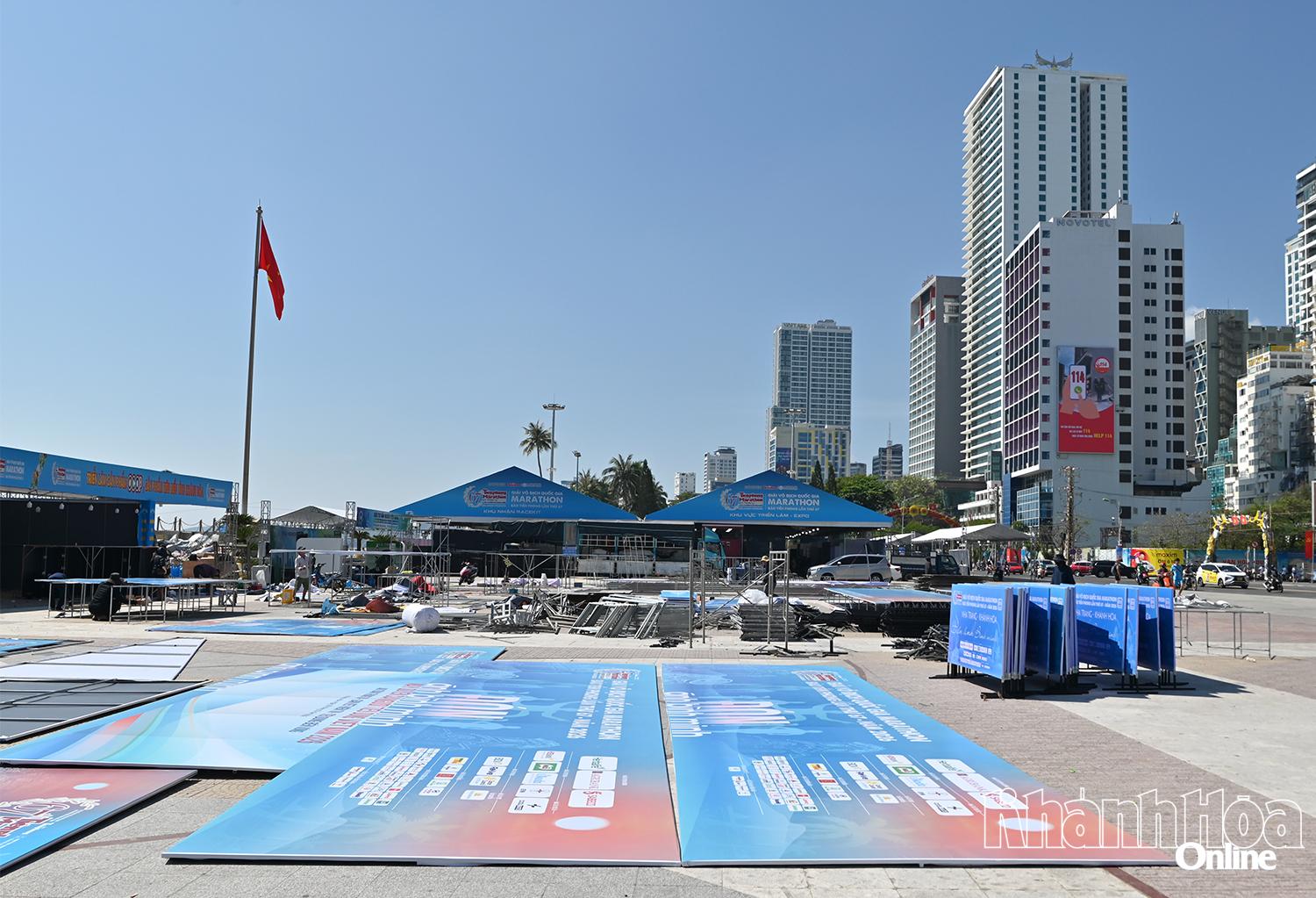 Quảng trường 2 tháng 4, phường Nha Trang nhộn nhịp với các công đoạn chuẩn bị khởi tranh Giải vô địch quốc gia Marathon Báo Tiền Phong lần thứ 67.