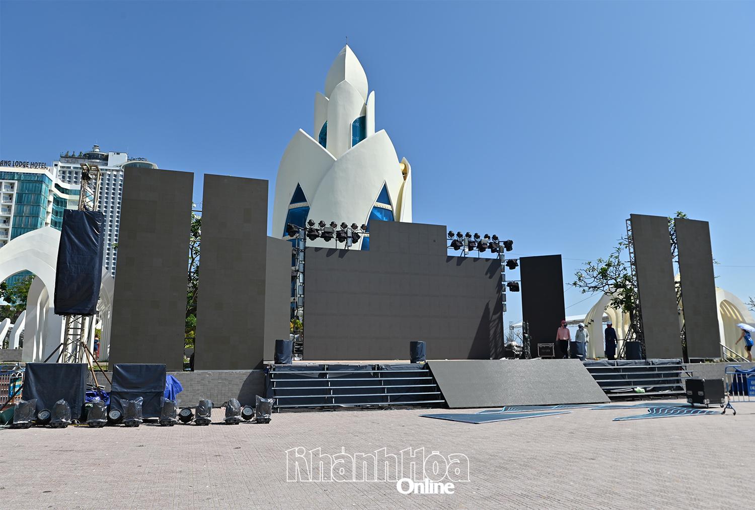 Khu vực sân khấu chương trình nghệ thuật Đón ánh bình minh.