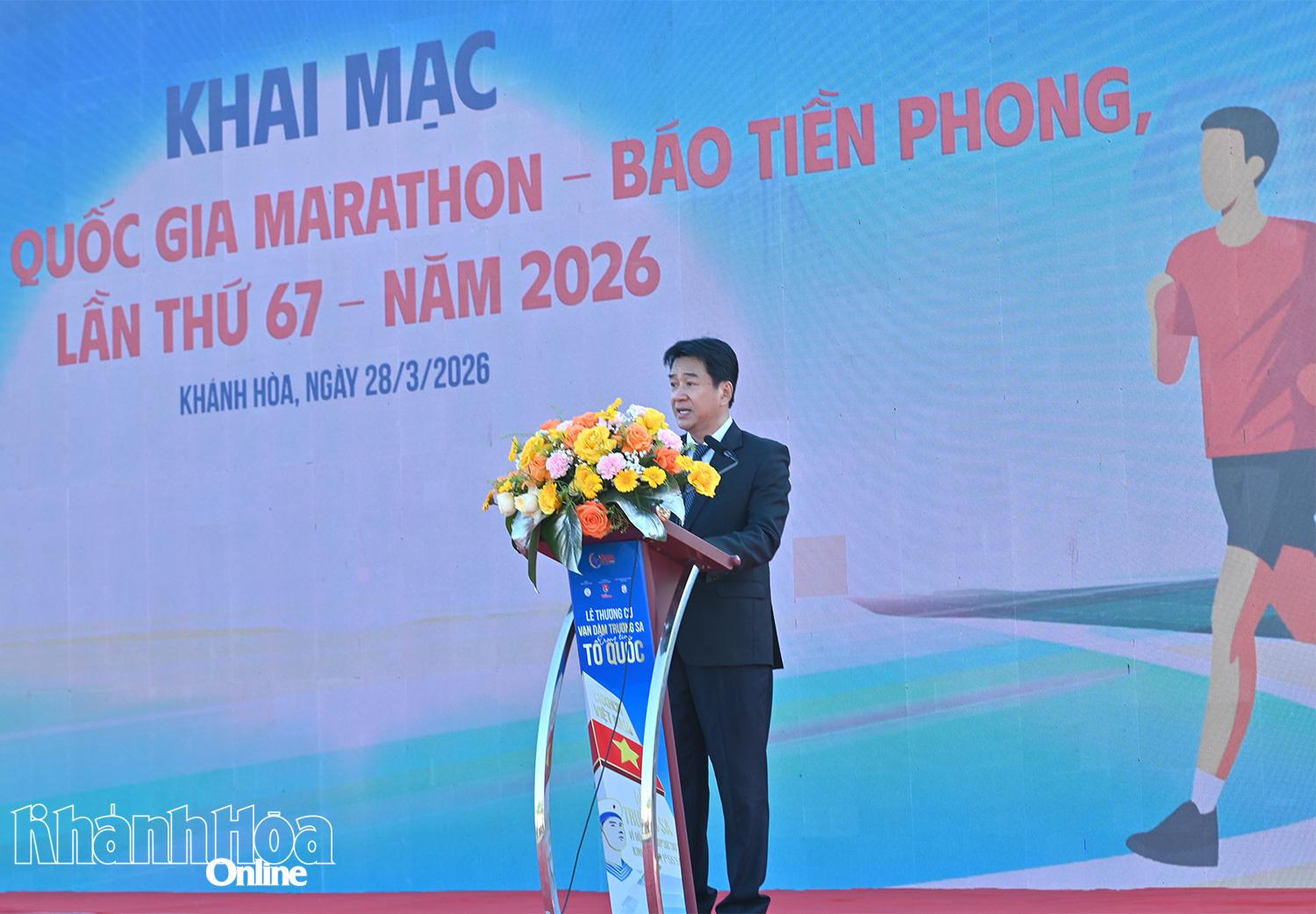 Đồng chí Nguyễn Long Biên-Ủy viên Ban Thường vụ Tỉnh ủy, Phó Chủ tịch Thường trực UBND tỉnh, đồng Trưởng Ban tổ chức giải phát biểu tại lễ thượng cờ.