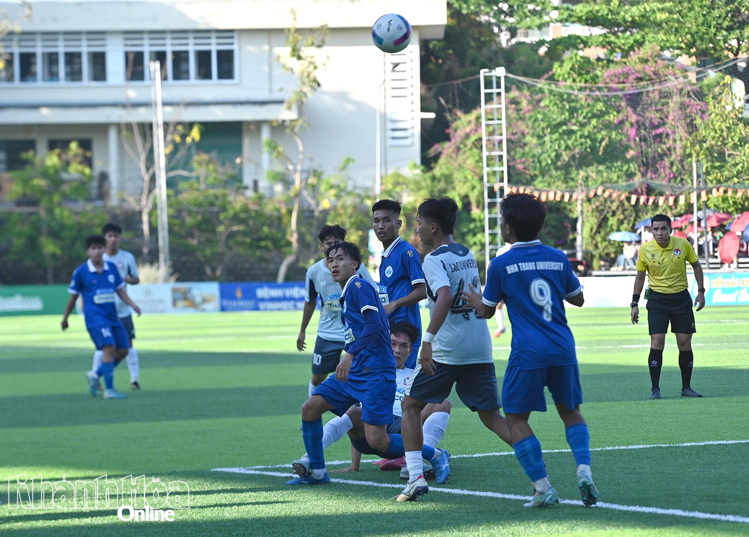Trận đấu giữa hai đội Trường Đại học Nha Trang và Trường Đại học Lào.