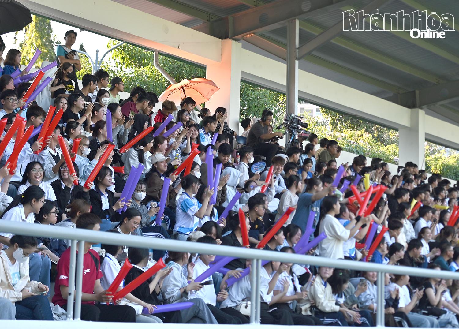 Đông đảo khán giải đến xem và cổ vũ cho các đội bóng.