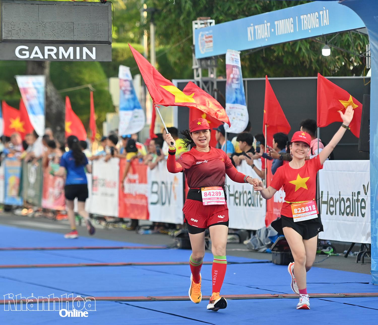 Các runner phong trào tạo dáng sau khi hoàn thành cự ly thi đấu.