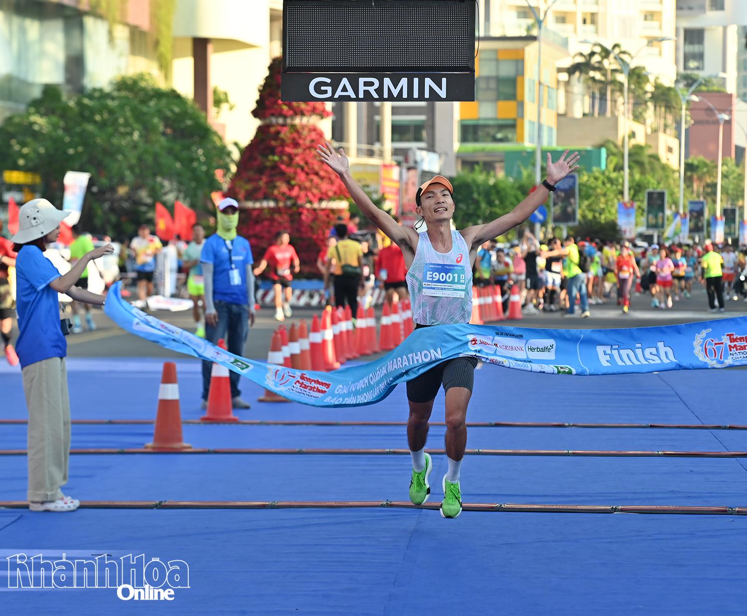 Vận động viên chuyên nghiệp Hoàng Nguyên Thanh về đích đầu tiên cự ly 42km.