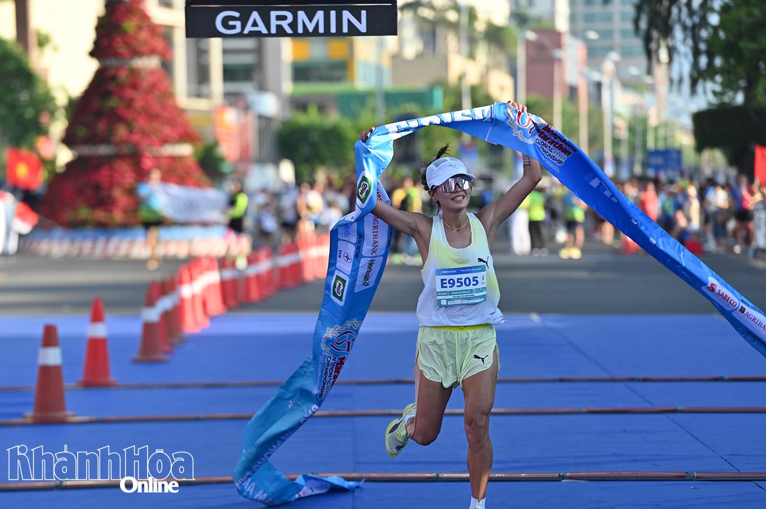 Vận động viên Phạm Thị Hồng Lệ về đích đầu tiên nội dung thi đấu 42km nữ.