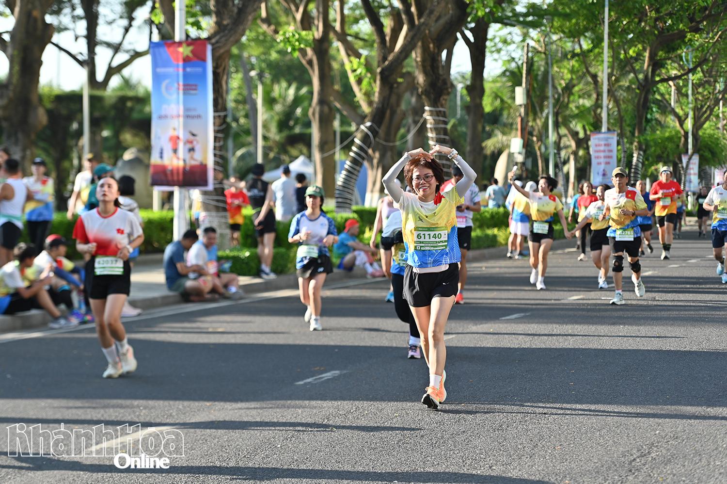 Một runner phong trào tạo hình trái tim dễ thương.
