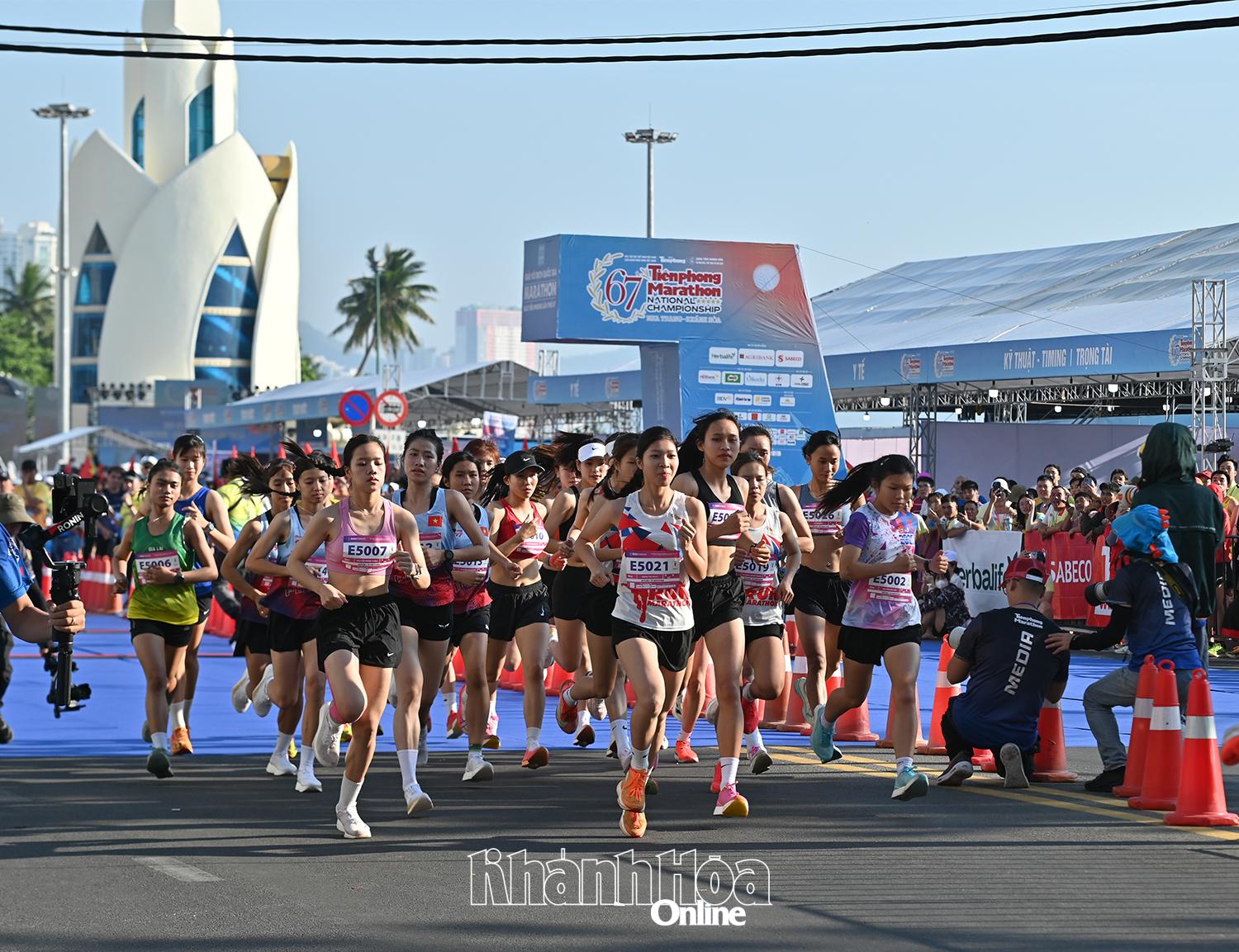 Các vận động viên nữ tuyển cự ly 5km bước vào phần tranh tài.