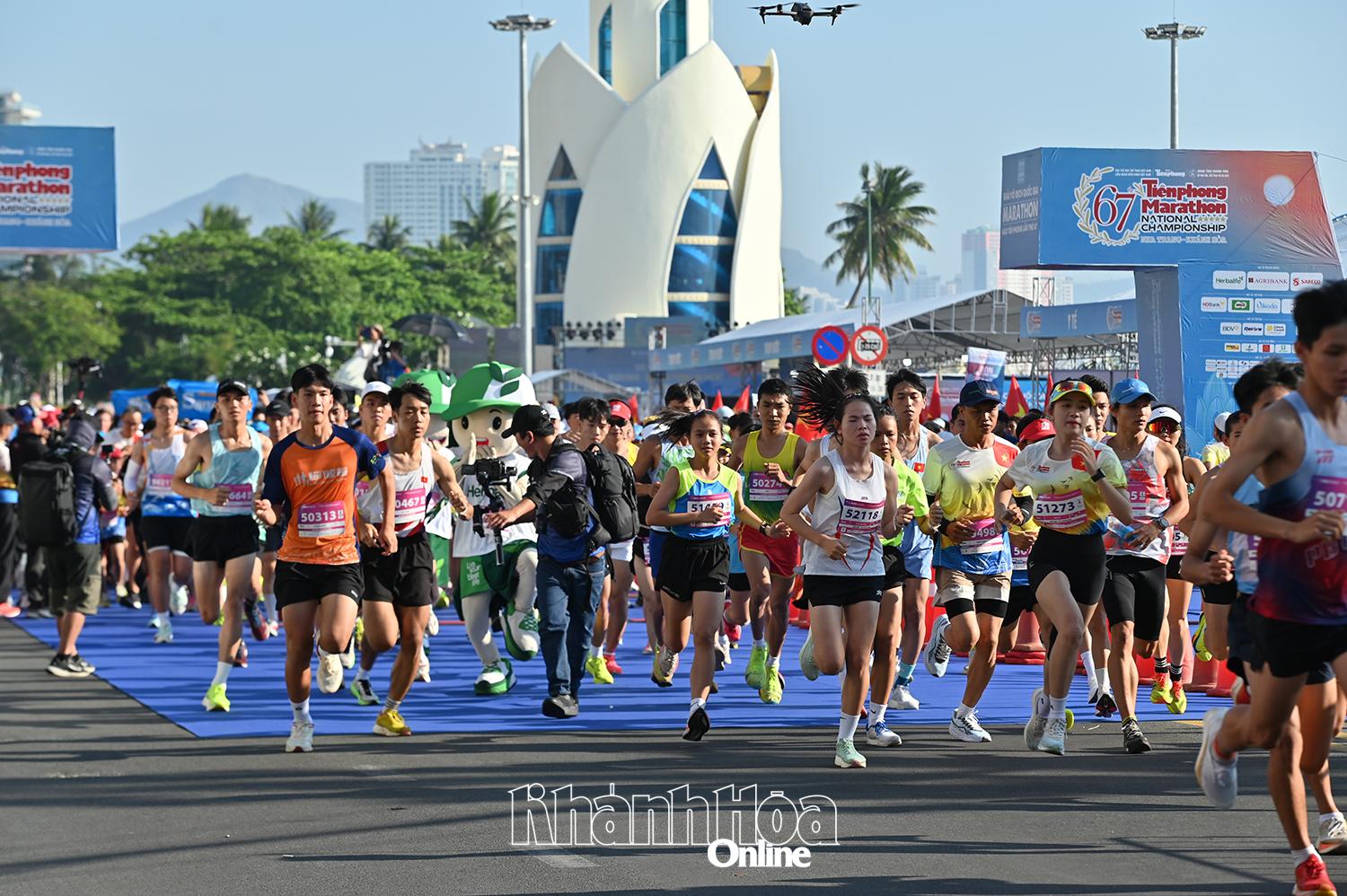 Hàng nghìn vận động viên phong trào xuất phát.