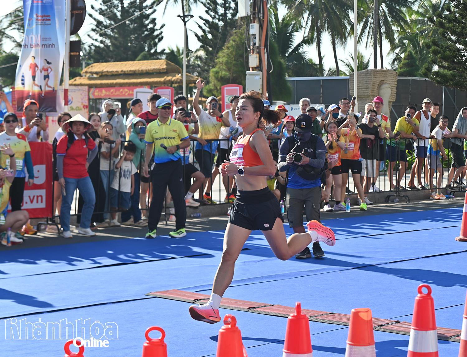 Vận động viên Nguyễn Thị Oanh về băng về đích đầu tiên cự ly 5km hệ nữ tuyển.