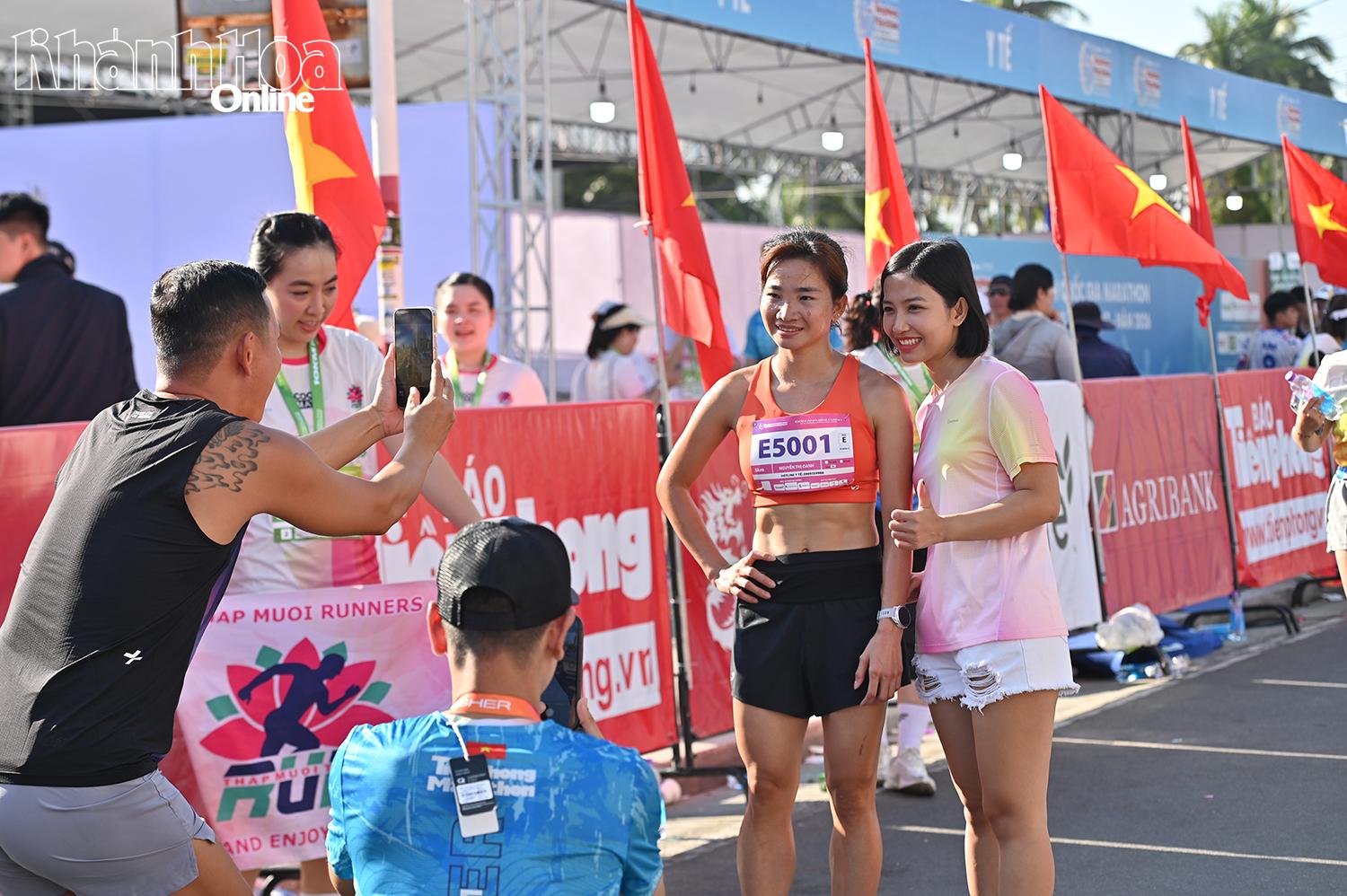 Nguyễn Thị Oanh chụp hình lưu niệm với người hâm mộ