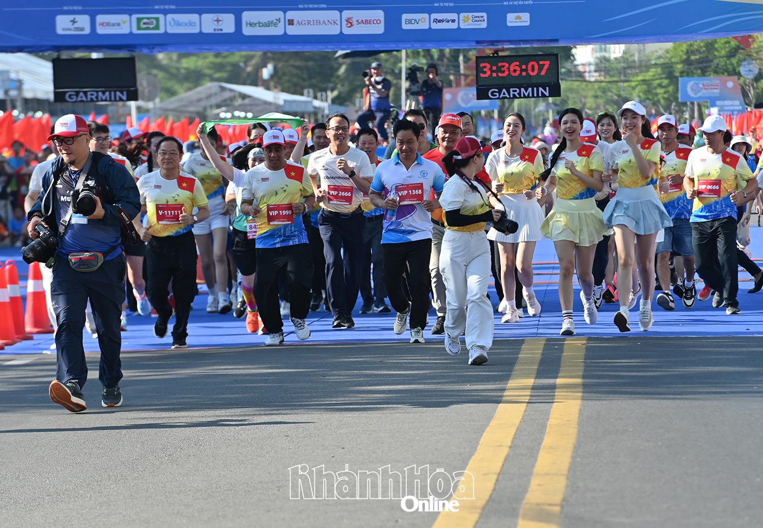 Các đồng chí lãnh đạo chạy đồng hành.