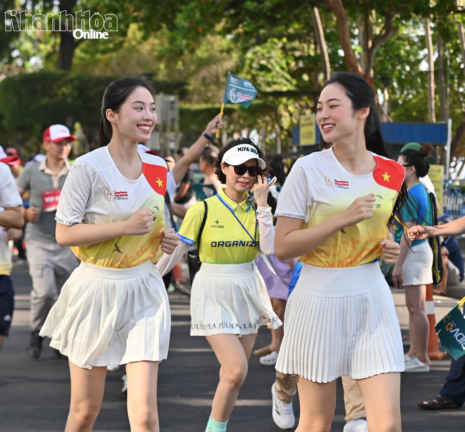 Các người mẫu tham gia chạy đồng hành.