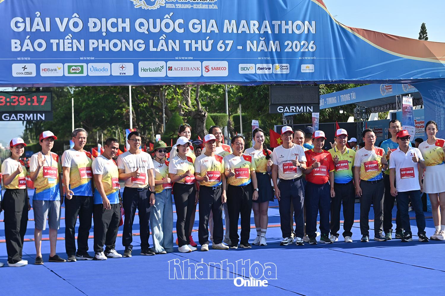 Các đồng chí lãnh đạo Trung ương, tỉnh, sở, ngành địa phương và người mẫu tham gia chạy đồng hành tại giải.