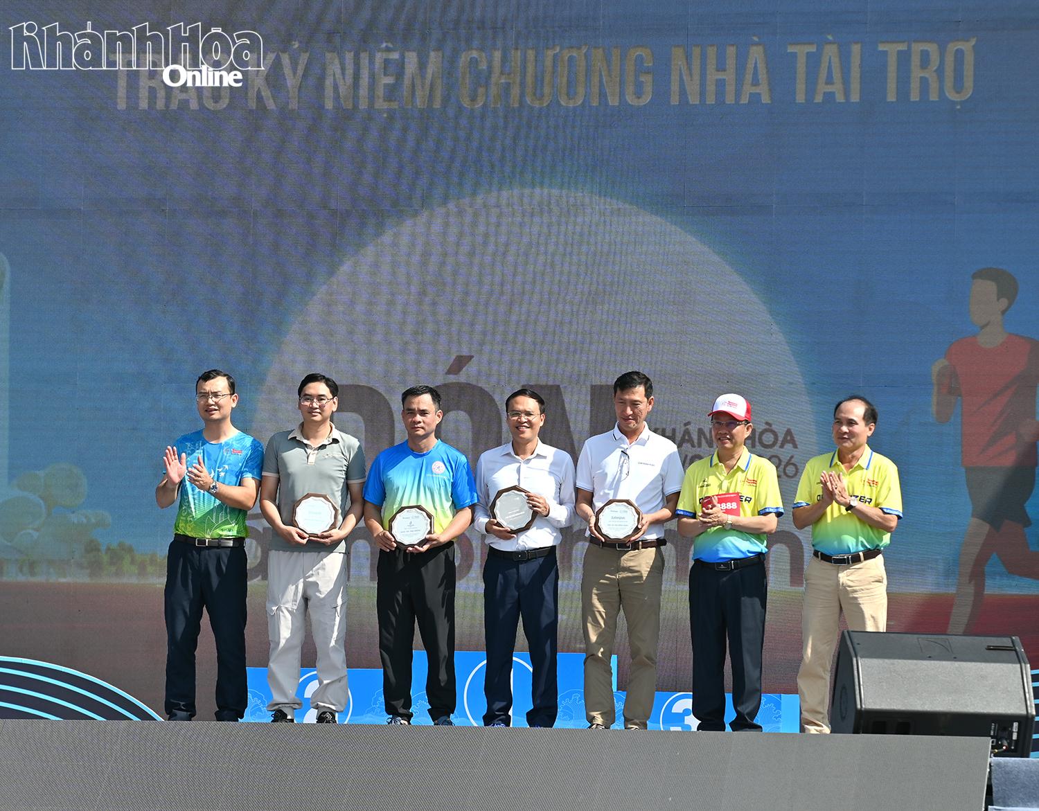 Ban tổ chức trao kỷ niệm chương cho nhà tài trợ, đồng hành giải.