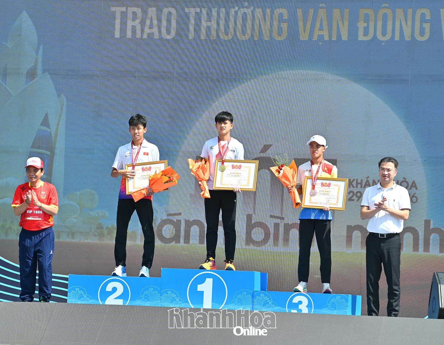 Nguyễn Tường Lâm - Bí thư Trung ương Đoàn, Chủ tịch Trung ương Hội Liên hiệp Thanh niên Việt Nam (bên phải) trao giải cho các vận động viên nam xuất sắc.