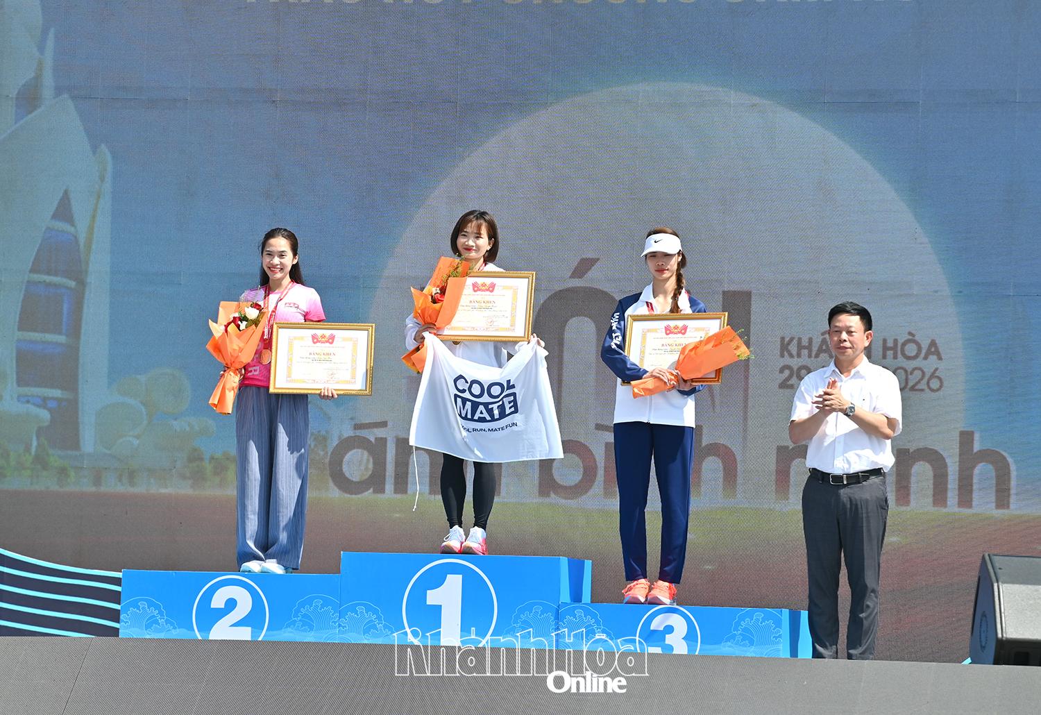 Nhà báo Phùng Công Sưởng-Tổng Biên tập Báo Tiền Phong trao giải cho các vận động viên cự ly 5km hệ tuyển.